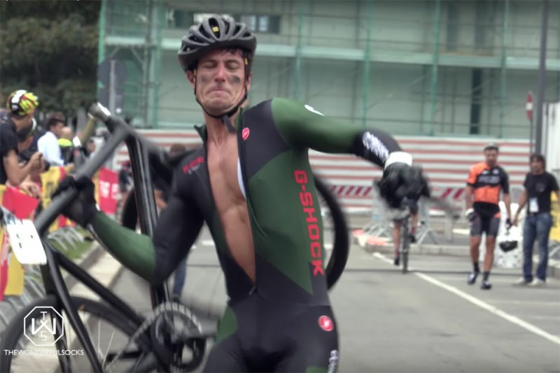 Велогонщик сломал велосипед